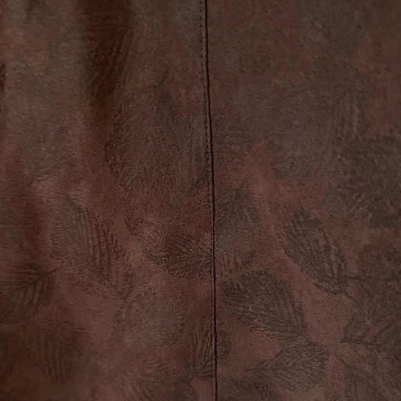 NOTHERN REFLECTIONS | Vintage Brown Button-Up Shirt with Engraved Leave Detail - Picture 5 of 15